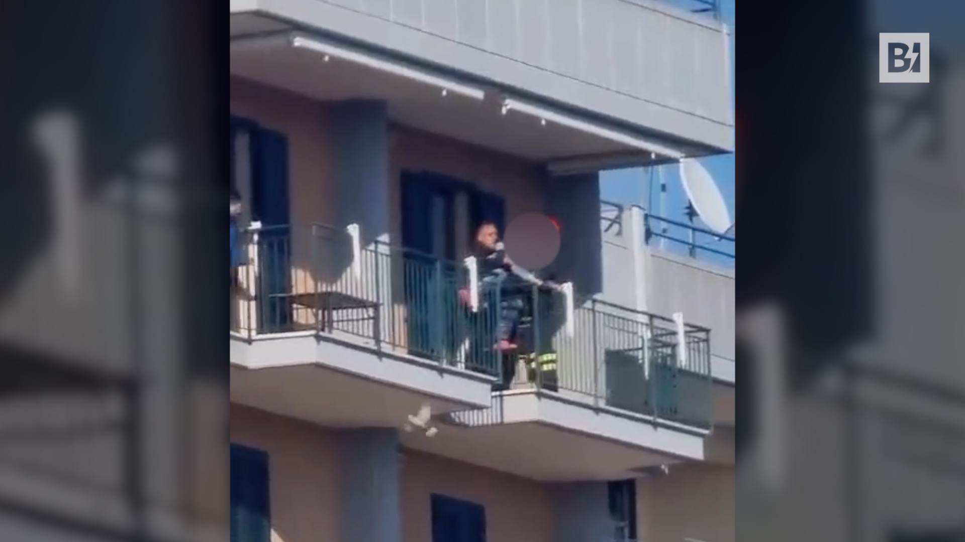 Taranto, cerca di gettarsi dal balcone: salvata in…