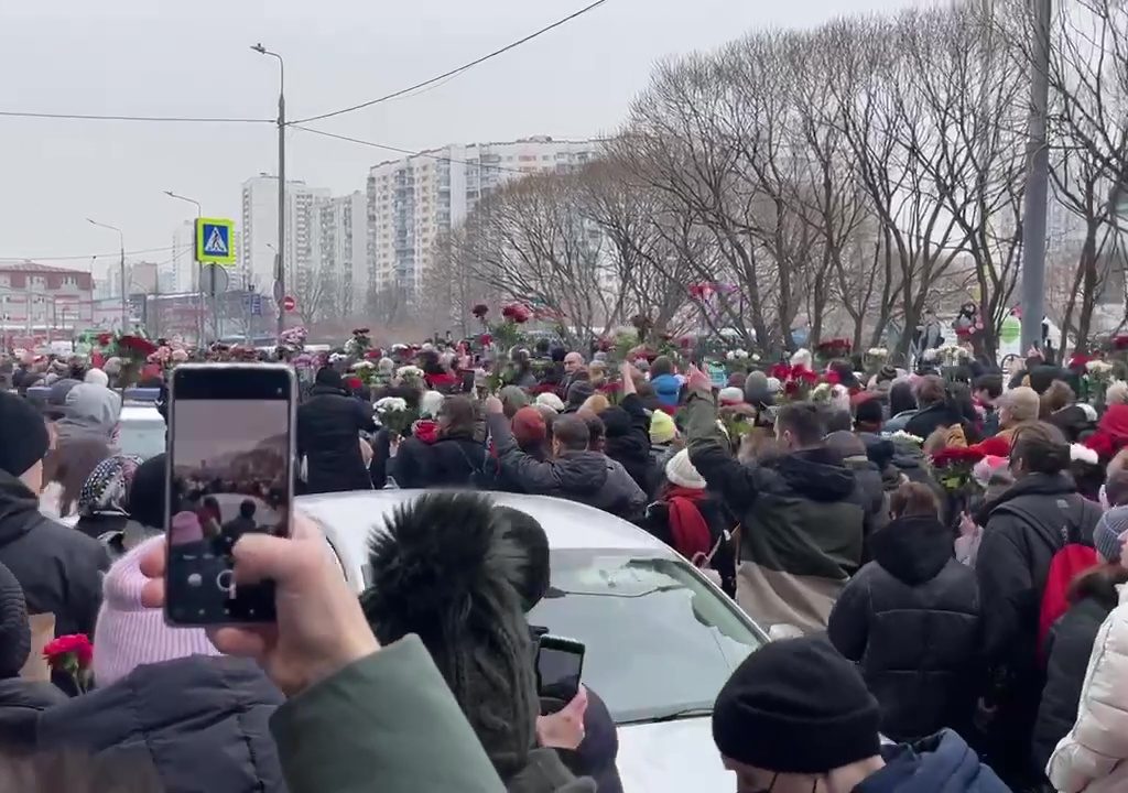 Le corps d'Alexeï Navalny dans son cercueil montré à des milliers de personnes