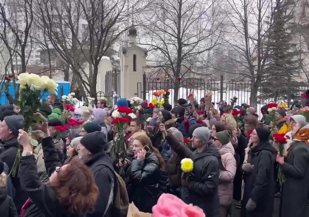 El cuerpo de Alexei Navalny en el ataúd mostrado ante miles de personas