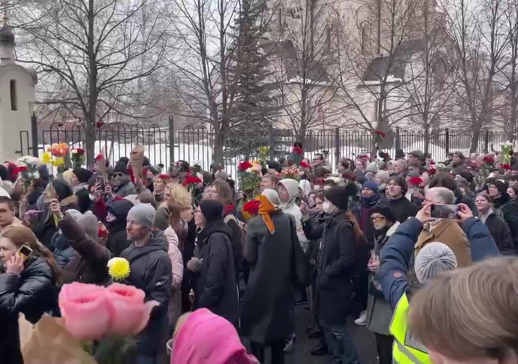 El cuerpo de Alexei Navalny en el ataúd mostrado ante miles de personas