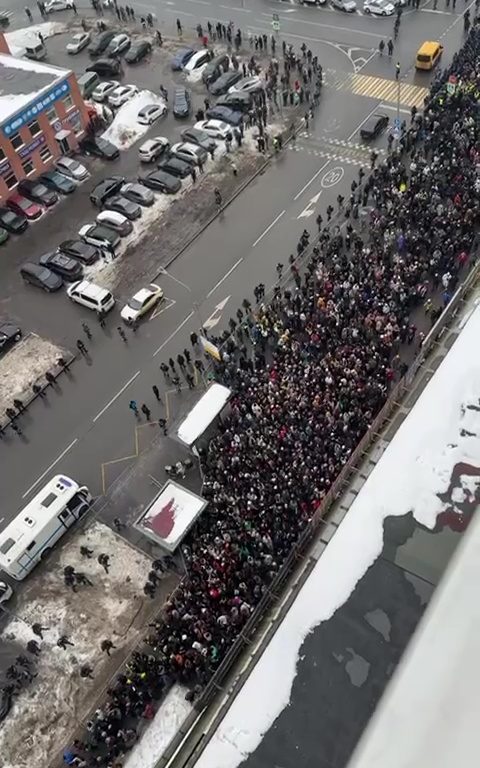 Alexej Nawalnys Leiche im Sarg wurde Tausenden Menschen gezeigt