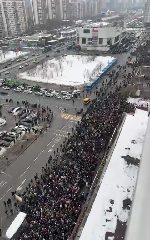 El cuerpo de Alexei Navalny en el ataúd mostrado ante miles de personas