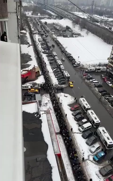 Alexej Nawalnys Leiche im Sarg wurde Tausenden Menschen gezeigt