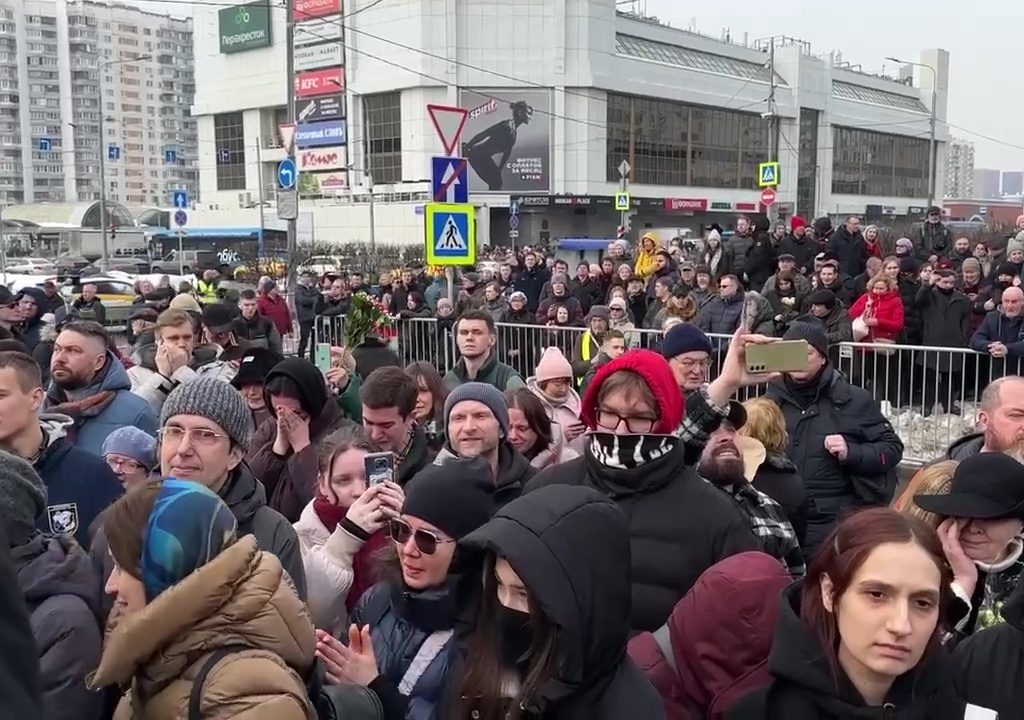 Alexej Nawalnys Leiche im Sarg wurde Tausenden Menschen gezeigt