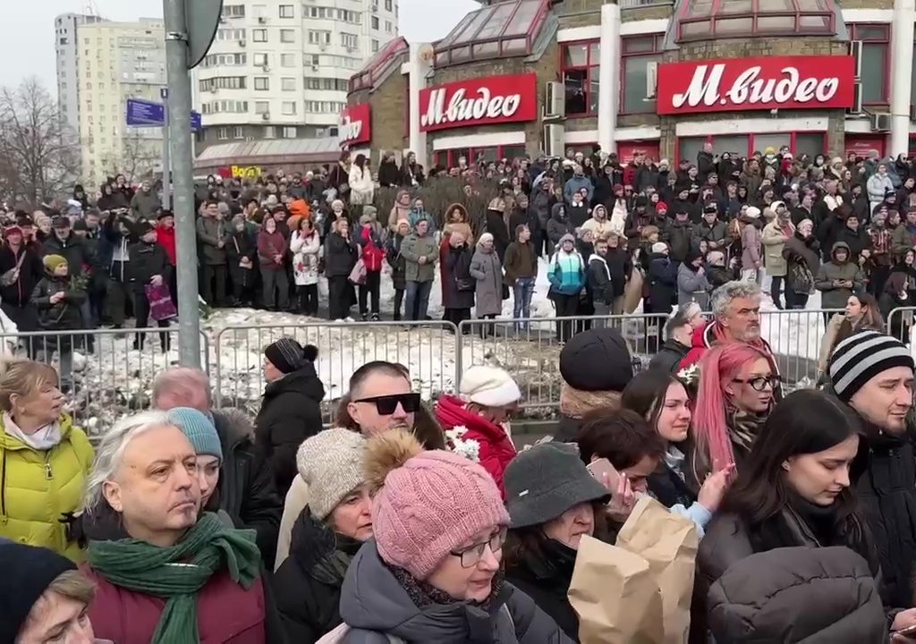 El cuerpo de Alexei Navalny en el ataúd mostrado ante miles de personas