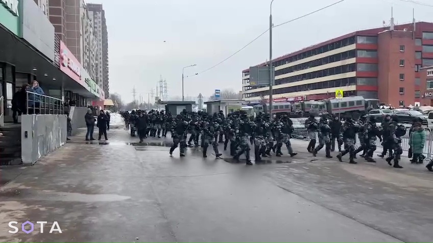 El cuerpo de Alexei Navalny en el ataúd mostrado ante miles de personas