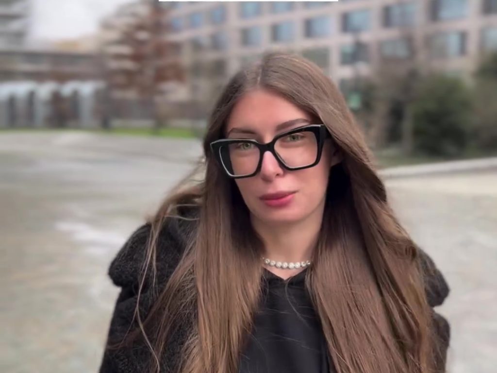 Elisa Esposito, die Kursivlehrerin, verrät, wie viel sie mit TikTok verdient