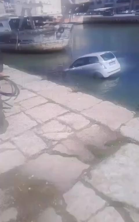 Mazara del Vallo, olvida el freno de mano y acaba en el mar (otra vez)