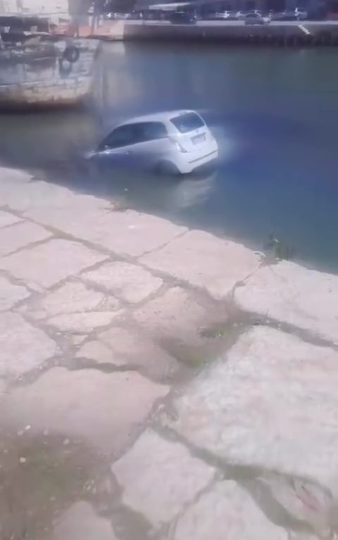 Mazara del Vallo, olvida el freno de mano y acaba en el mar (otra vez)