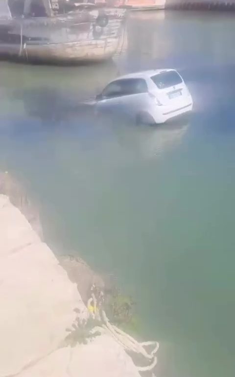 Mazara del Vallo, olvida el freno de mano y acaba en el mar (otra vez)