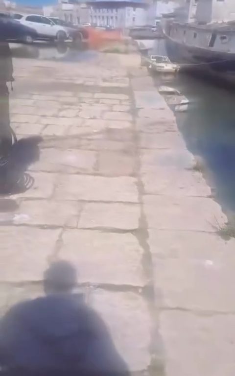 Mazara del Vallo, olvida el freno de mano y acaba en el mar (otra vez)