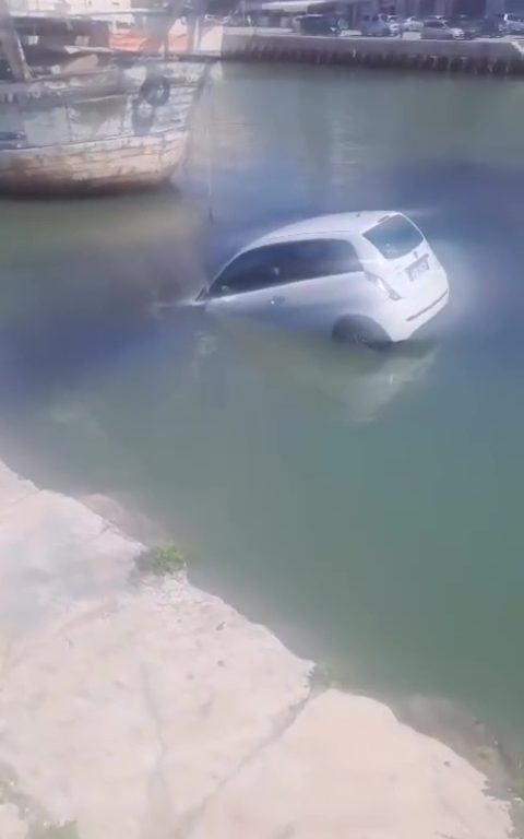 Mazara del Vallo, olvida el freno de mano y acaba en el mar (otra vez)