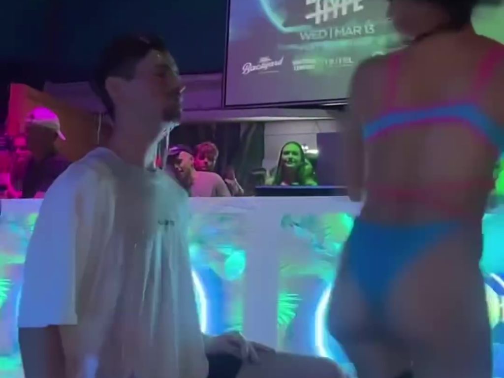 Disparos y bofetadas, bartender sexy inventa una nueva bebida y se hace rica