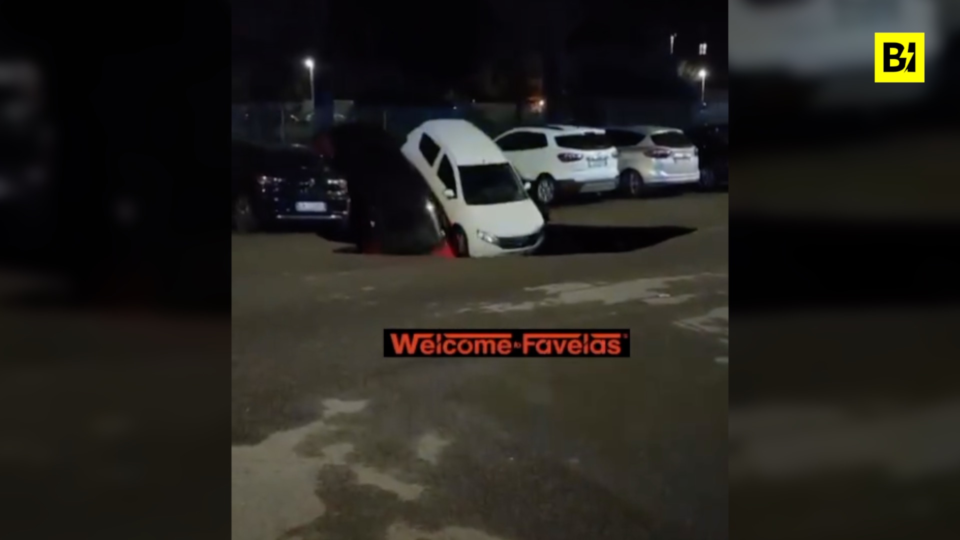 Voragine si apre in strada a Roma: inghiottite…