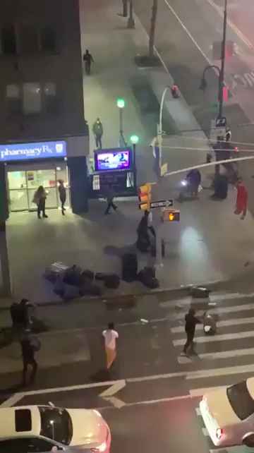 Donna presa a pugni in strada, i passanti massacrano l'aggressore: video shock