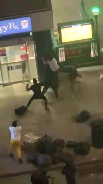 Femme frappée dans la rue, des passants massacrent l'agresseur : vidéo choc