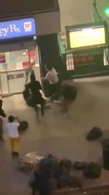 Femme frappée dans la rue, des passants massacrent l'agresseur : vidéo choc