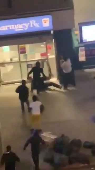 Femme frappée dans la rue, des passants massacrent l'agresseur : vidéo choc