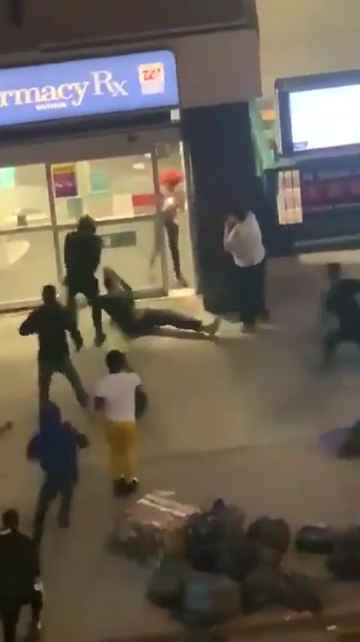 Femme frappée dans la rue, des passants massacrent l'agresseur : vidéo choc