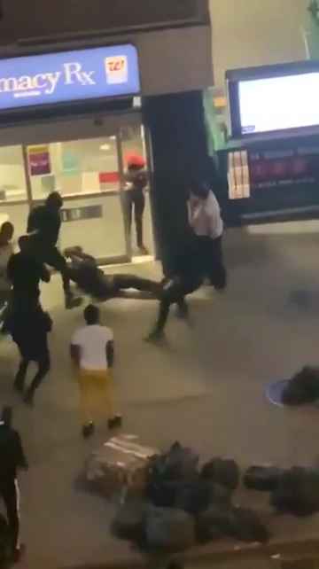 Femme frappée dans la rue, des passants massacrent l'agresseur : vidéo choc