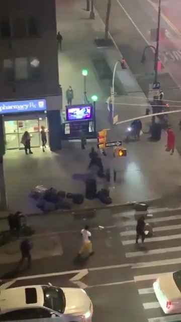 Femme frappée dans la rue, des passants massacrent l'agresseur : vidéo choc