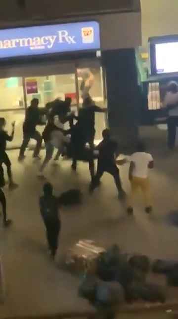 Femme frappée dans la rue, des passants massacrent l'agresseur : vidéo choc