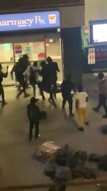 Femme frappée dans la rue, des passants massacrent l'agresseur : vidéo choc