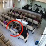 Uomo spara al killer del padre durante il processo: video shock