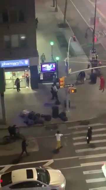 Femme frappée dans la rue, des passants massacrent l'agresseur : vidéo choc