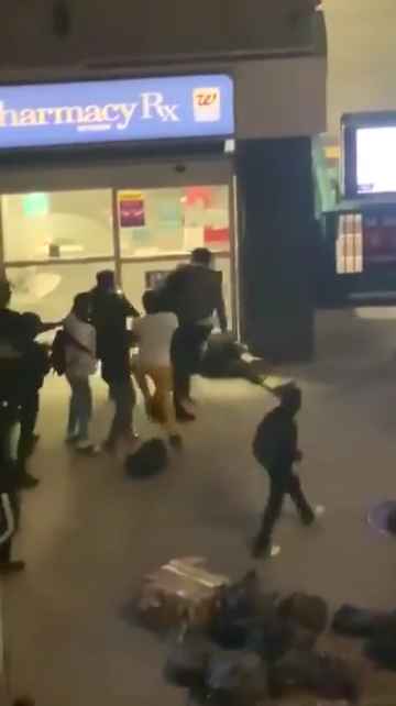 Femme frappée dans la rue, des passants massacrent l'agresseur : vidéo choc