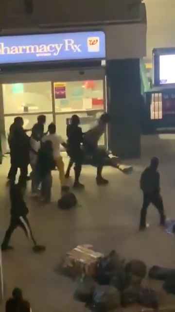 Femme frappée dans la rue, des passants massacrent l'agresseur : vidéo choc