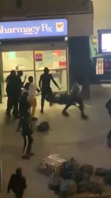 Femme frappée dans la rue, des passants massacrent l'agresseur : vidéo choc