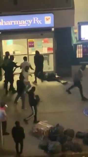 Femme frappée dans la rue, des passants massacrent l'agresseur : vidéo choc