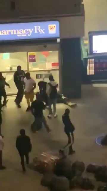 Femme frappée dans la rue, des passants massacrent l'agresseur : vidéo choc