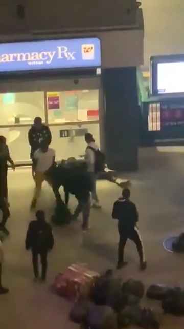 Femme frappée dans la rue, des passants massacrent l'agresseur : vidéo choc