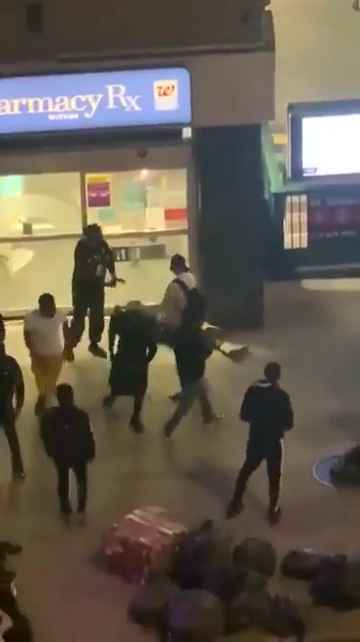 Femme frappée dans la rue, des passants massacrent l'agresseur : vidéo choc