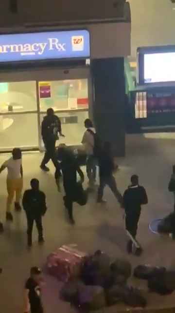 Femme frappée dans la rue, des passants massacrent l'agresseur : vidéo choc