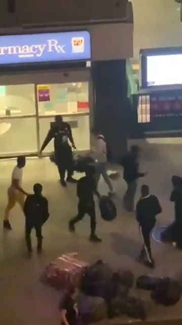 Femme frappée dans la rue, des passants massacrent l'agresseur : vidéo choc