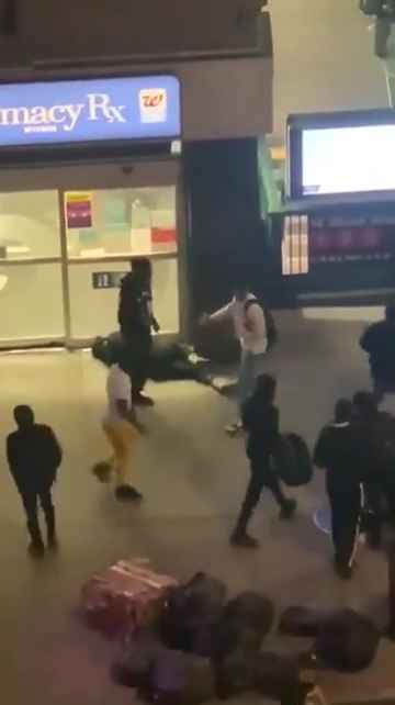 Femme frappée dans la rue, des passants massacrent l'agresseur : vidéo choc