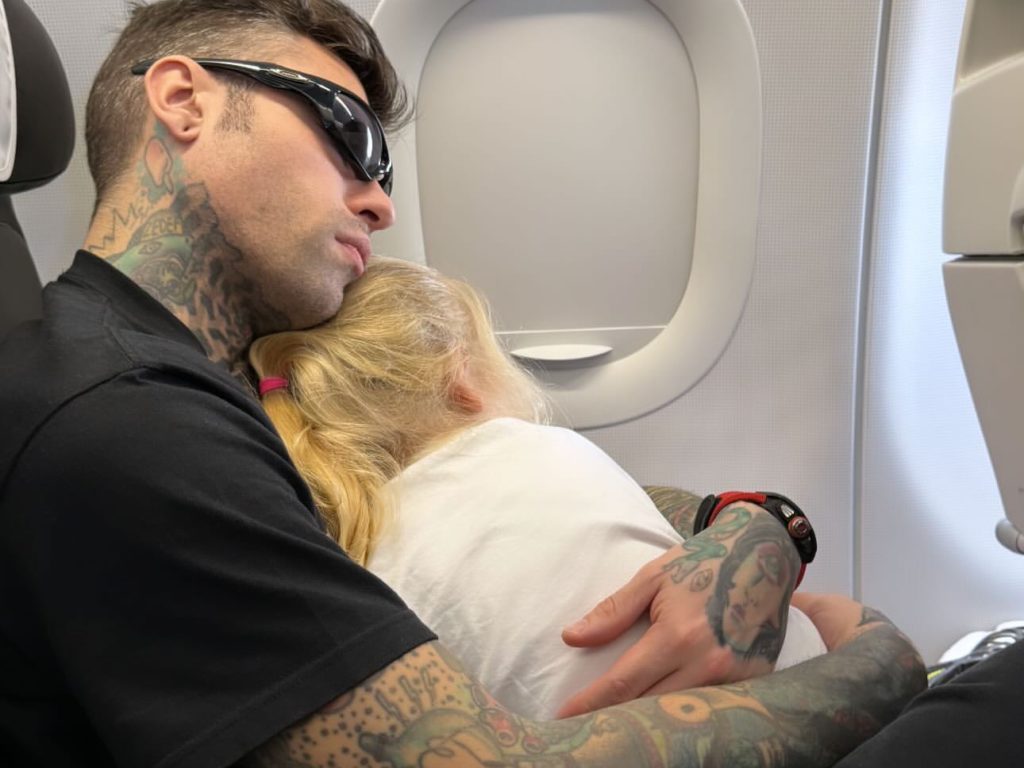 Fedez porta i figli a Miami ma lo fa in "low cost": frecciata a Chiara?