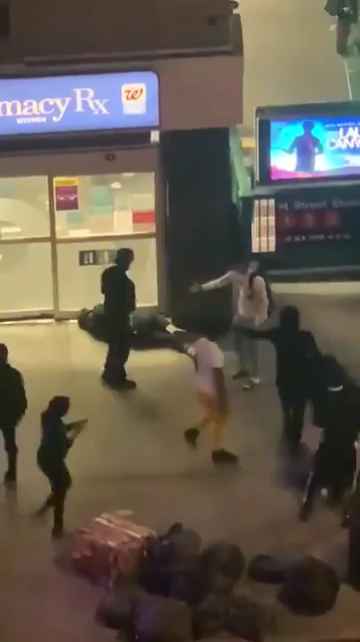 Femme frappée dans la rue, des passants massacrent l'agresseur : vidéo choc