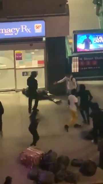 Femme frappée dans la rue, des passants massacrent l'agresseur : vidéo choc