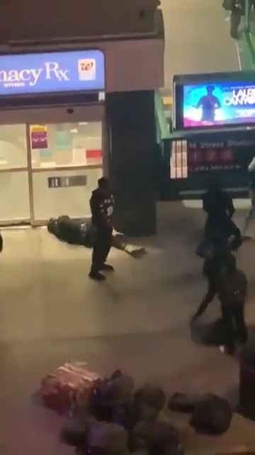 Femme frappée dans la rue, des passants massacrent l'agresseur : vidéo choc