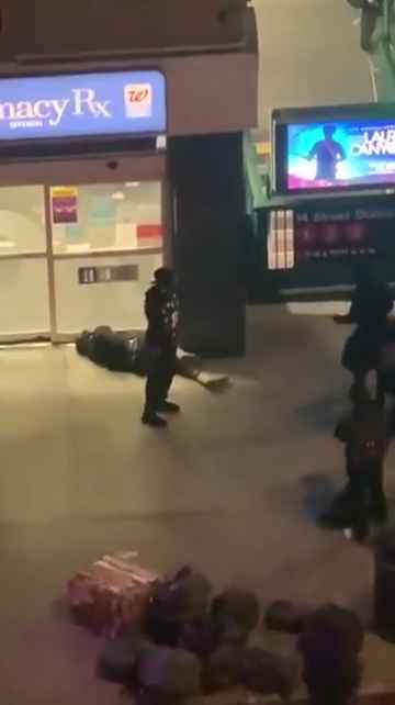 Femme frappée dans la rue, des passants massacrent l'agresseur : vidéo choc