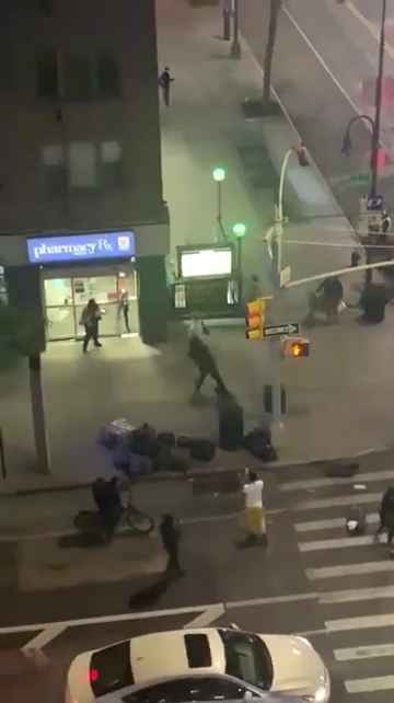 Femme frappée dans la rue, des passants massacrent l'agresseur : vidéo choc