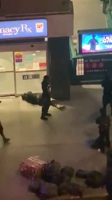 Femme frappée dans la rue, des passants massacrent l'agresseur : vidéo choc