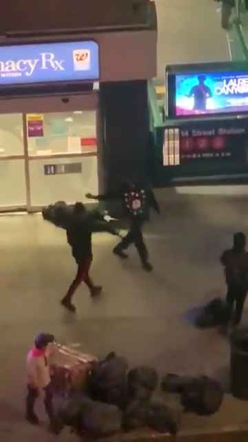 Femme frappée dans la rue, des passants massacrent l'agresseur : vidéo choc