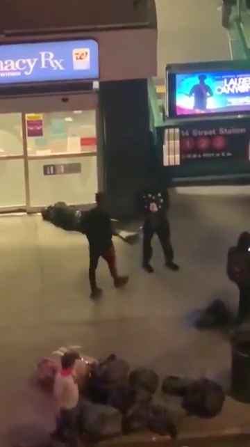 Femme frappée dans la rue, des passants massacrent l'agresseur : vidéo choc