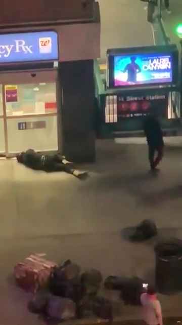 Femme frappée dans la rue, des passants massacrent l'agresseur : vidéo choc