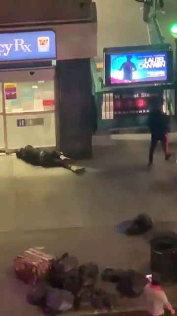 Donna presa a pugni in strada, i passanti massacrano l'aggressore: video shock